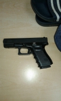 Polis a detene hobennan arma y cu hopi placa den tas