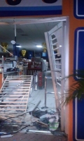 Ladronnan a kibra entrada di Samson Bookstore cu auto
