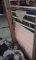 Ladronnan a kibra entrada di Samson Bookstore cu auto