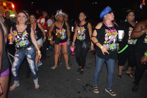 Mas di 6000 participante den parada di flambeu
