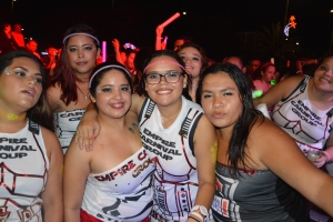 Mas di 6000 participante den parada di flambeu