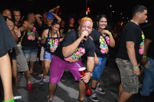Mas di 6000 participante den parada di flambeu