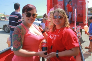 Team Coca-Cola ta invita clientenan pa traha nan label y T-shirt personalisa