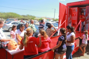 Team Coca-Cola ta invita clientenan pa traha nan label y T-shirt personalisa