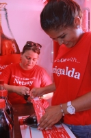 Team Coca-Cola ta invita clientenan pa traha nan label y T-shirt personalisa