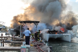 Candela riba pier ta destrui tres boto na St Maarten