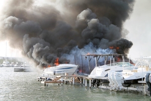 Candela riba pier ta destrui tres boto na St Maarten