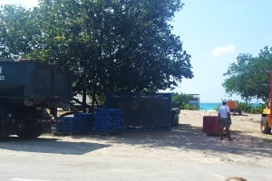 Trabounan di limpiesa di beach despues di Flip Flop a cuminsa trempan