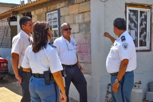 Polis buscando alivio pa famia bibando sin awa y coriente den Madiki