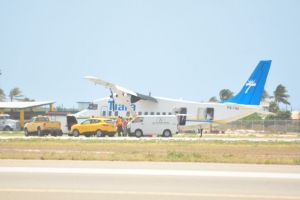 Tire di avion di Tiara Air ta rementa y causa ceramento di pista di aeropuerto