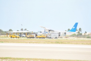  Tire di avion di Tiara Air ta rementa y causa ceramento di pista di aeropuerto