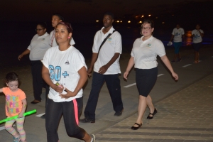 Caminata pa sostene 'Earth Hour' diasabra anochi 