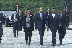 Barack Obama a honra Jose Martí y topa cu presidente Cubano Raul Castro dialuna
