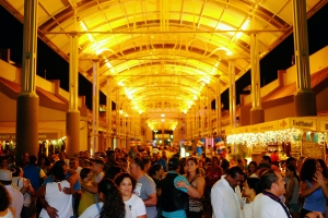 Renaissance Marketplace a ricibi local y turistanan pa celebra hunto nos Dia Nacional