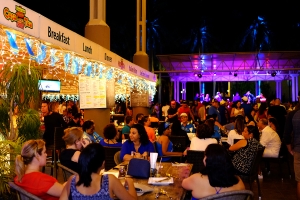 Renaissance Marketplace a ricibi local y turistanan pa celebra hunto nos Dia Nacional