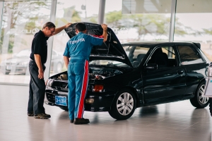 Ainda autonan clasico den showroom Garage Cordia ta luci riba caminda