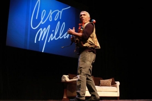 Entrenador di cacho Cesar Millan na Aruba den luna di juli 