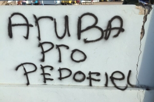Grafiti cu tema di pedofiel un biaha mas den centro di ciudad