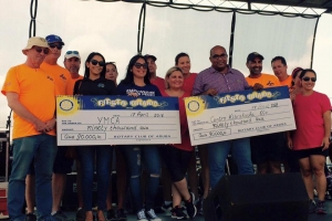 Durante Fiesta Rotaria a entrega checknan grandi pa dos instancia 