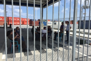Waf di container na Barcadera a continua cera merdia como protesta
