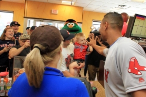Xander Bogaerts cu acto di bondad pa hospital di mucha