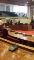 Bululu den parlamento entre Chris Dammers y Marisol Lopez Tromp