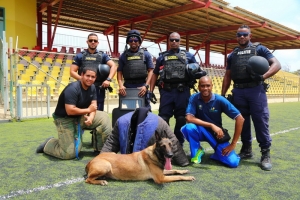 K-9 di Polis cu conseho na muchanan di ASU Kamp