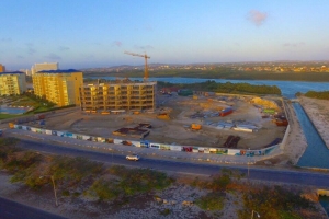 ABC ta topa desaroyadonan di Azure condominium den corte diamars