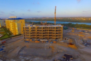ABC ta topa desaroyadonan di Azure condominium den corte diamars