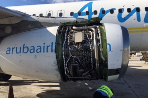 Tapa di motor di avion di Aruba Airlines a los durante buelo 