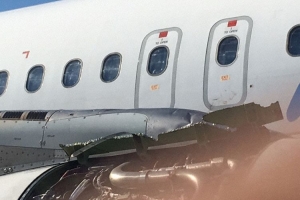 Tapa di motor di avion di Aruba Airlines a los durante buelo 