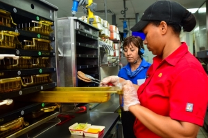 McDonald’s ta habri cushina pa su clientenan