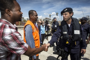 Defensa Hulandes a entrega prome ayudo na Haiti
