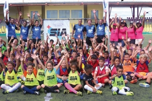 Soccer Institute Aruba cu donacion na Fundashon Autismo