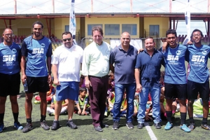 Soccer Institute Aruba cu donacion na Fundashon Autismo