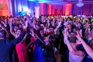 Kiwanis Club of Aruba a disfruta di su wine gala 2016 ‘Casino Royale’  