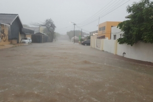 Awacero fuerte inundando varios parti na Aruba 