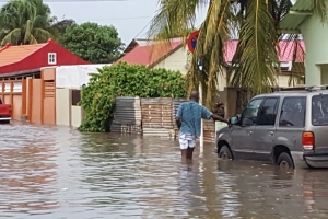 Awacero fuerte inundando varios parti na Aruba 