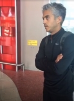 A baha representante di doño di Señor Frog's for di avion 
