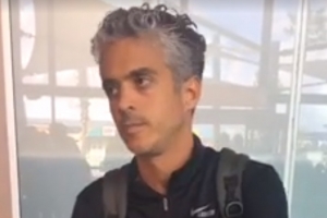 A baha representante di doño di Señor Frog's for di avion 
