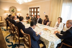 Gobernador Refunjol a reuni cu conseho di minister di Aruba 