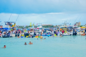 Hopi boto, musica y ambiente den Aruba Boat Fest di Chill 