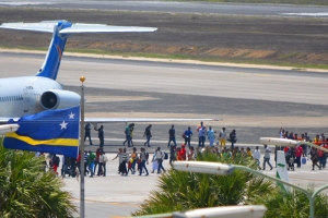 Passagiers Insel Air vernielen meubilair luchthaven Curaçao