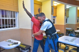 Polis a detene 9 sospechoso kitando droga y arma  