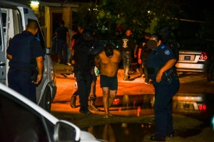 Polis a habri siman deteniendo 9 atracado mas