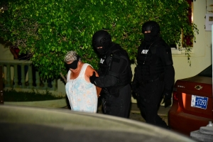 Polis a habri siman deteniendo 9 atracado mas