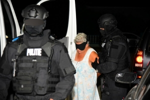 Polis a habri siman deteniendo 9 atracado mas