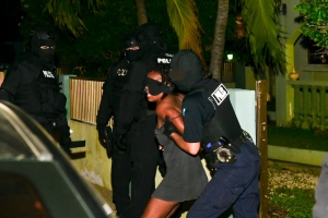 Polis a habri siman deteniendo 9 atracado mas