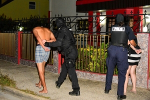 Polis a habri siman deteniendo 9 atracado mas