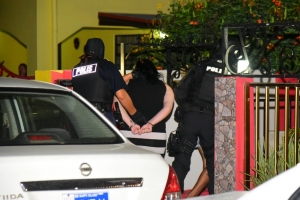 Polis a habri siman deteniendo 9 atracado mas